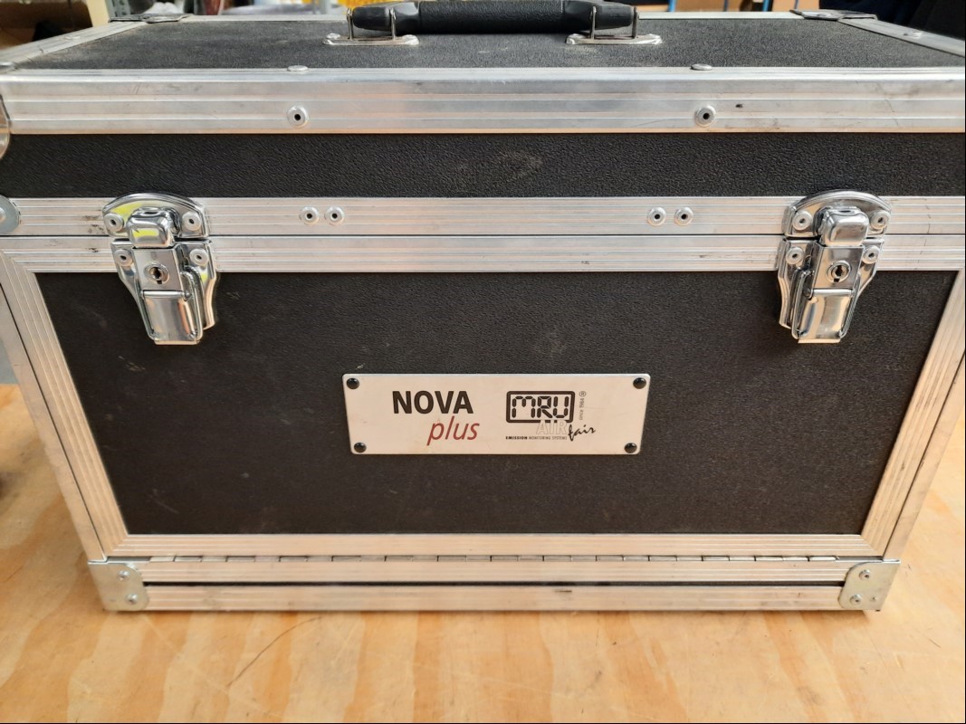 NOVAplus FFZ für Flurförderzeuge Abgas Analyse Gerät,SN: 019141, im Koffer mit integriertem Drucker und verschiedenen Adapter wie ein Densitometer,  siehe Bilder, Gerät lässt sich Einschalten (auch über den Koffer) keine weiteren Tests durchgeführ...