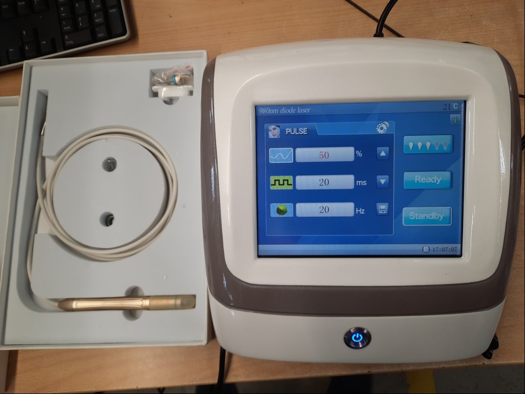 IPL Centrum LASER 980nm-Lasersystem im Alu-Transportkoffer (,it 2x Schlüsseln) inkl. Fußpedal und Ersatzlaserspitze-siehe Bilder, elektrisch geprüft(Gerät lässt sich einschalten und bedienen, keine weiteren Tests durchgeführt), (ID=V07-42)