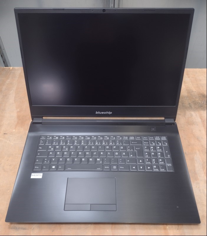 bluechip TRAVELLine individual Notebook (CLEVO NH70RZQ) mit Intel Quad-Core i5-9300H 2.40GHz (4-Kern, HT), 8 GB DDR4 RAM, Display: 43,9 cm (17.3'') (Auflösung 1920x1080), 256 GB (SSD) SAMSUNG MZVLB256HAHQ, 1x USB 2.0 Anschluss, 2x USB 3.0 Anschlus...
