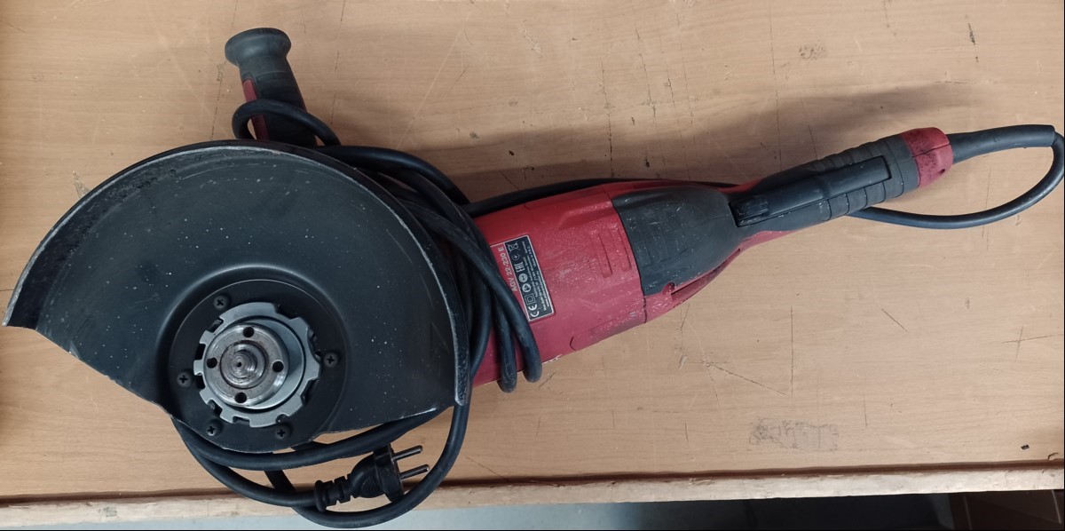 MILWAUKEE-Winkelschleifer AGV 22-230E, Leistungsaufnahme: 2200 Watt, Leerlaufdrehzahl: 6600 U/min, Scheibendurchmesser: bis 230 mm, M 14, mit Handgriff, Schutzhaube und Spannscheibe, Spannschlüssel fehlt! Gerät mit Gebrauchspuren und verdreckt - n...