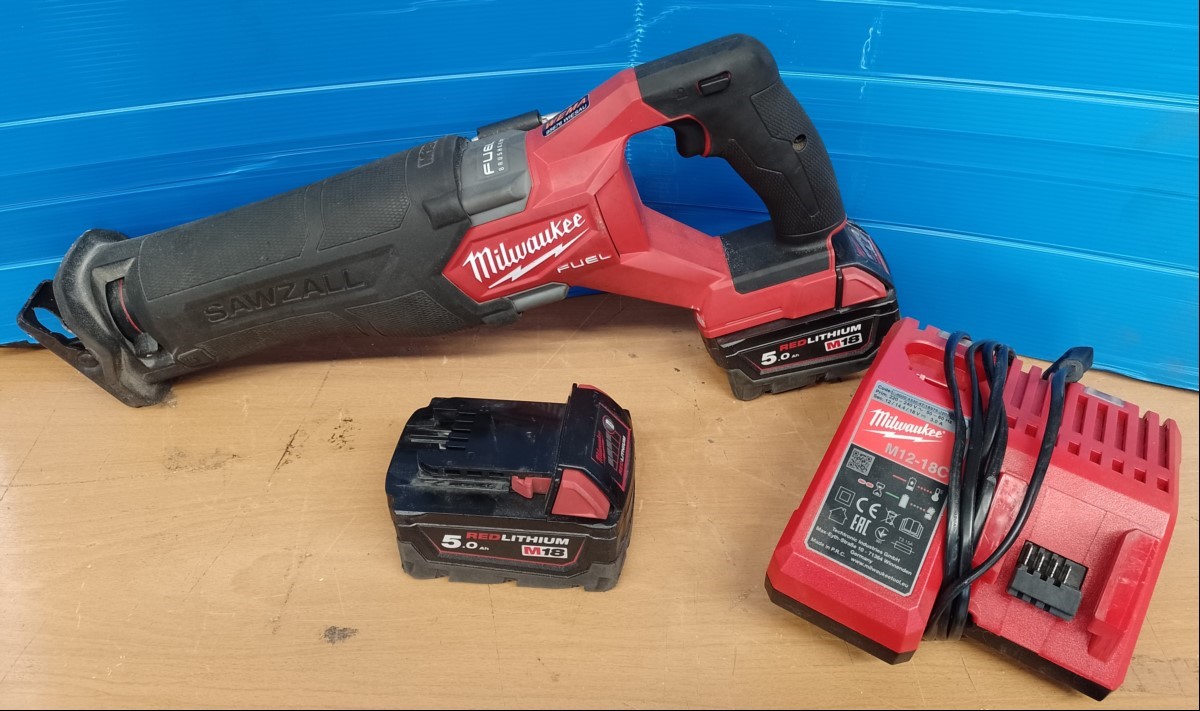 MILWAUKEE Akku-Säbelsäge M18 FSZ, mit 2x 18V 5.0Ah Akku M18B5 und 1x Ladegerät M12-18C, Gerät mit starken Gebrauchs- / Abnutzungsspuren - nur elektrisch geprüft (ID=V01-12)