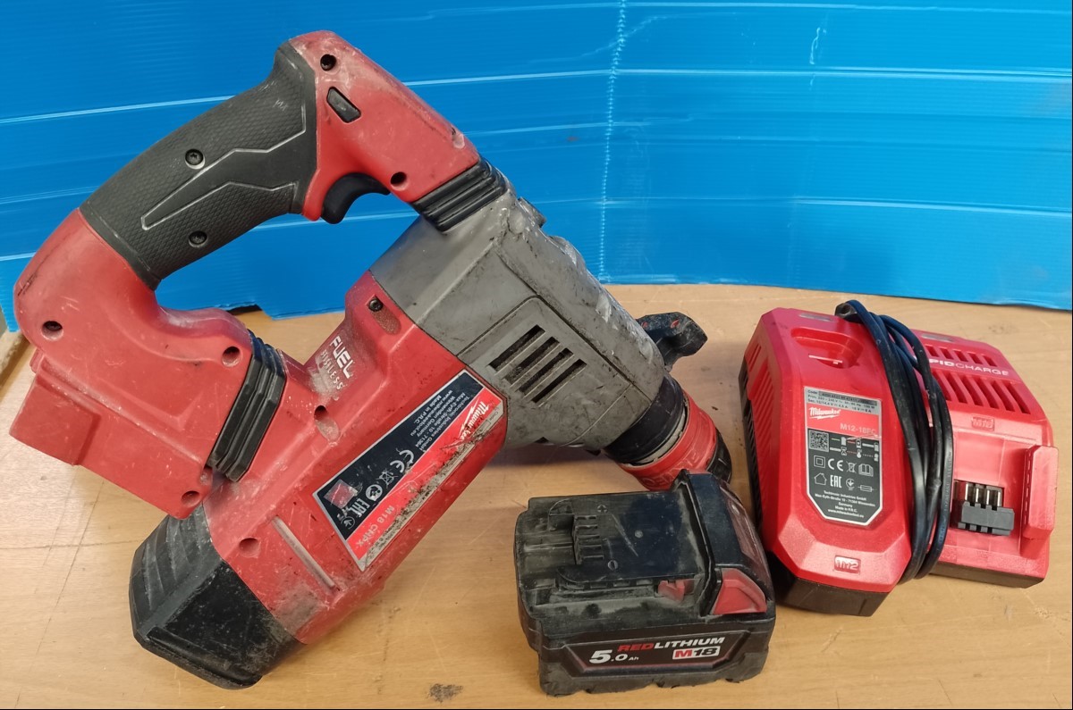 MILWAUKEE Akku-Bohrhammer M18 CHPX 902 mit SDS-plus Aufnahme, 1x 18V 5.0Ah Akku M18, Handgriff und Ladegerät M12-18FC, Gerät mit starken Gebrauchs- / Abnutzungsspuren und verschmutzt - nur elektrisch geprüft (ID=V01-22)