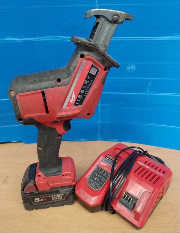 MILWAUKEE Akku-Kompakt-Säbelsäge M18 FHZ mit 1x 18V 5.0Ah Akku M18 und 1x Ladestation M12-18FC, Gerät mit starken Abnutzungs- / Gebrauchsspuren und verschmutzt - nur elektrisch geprüft (ID=V01-32)