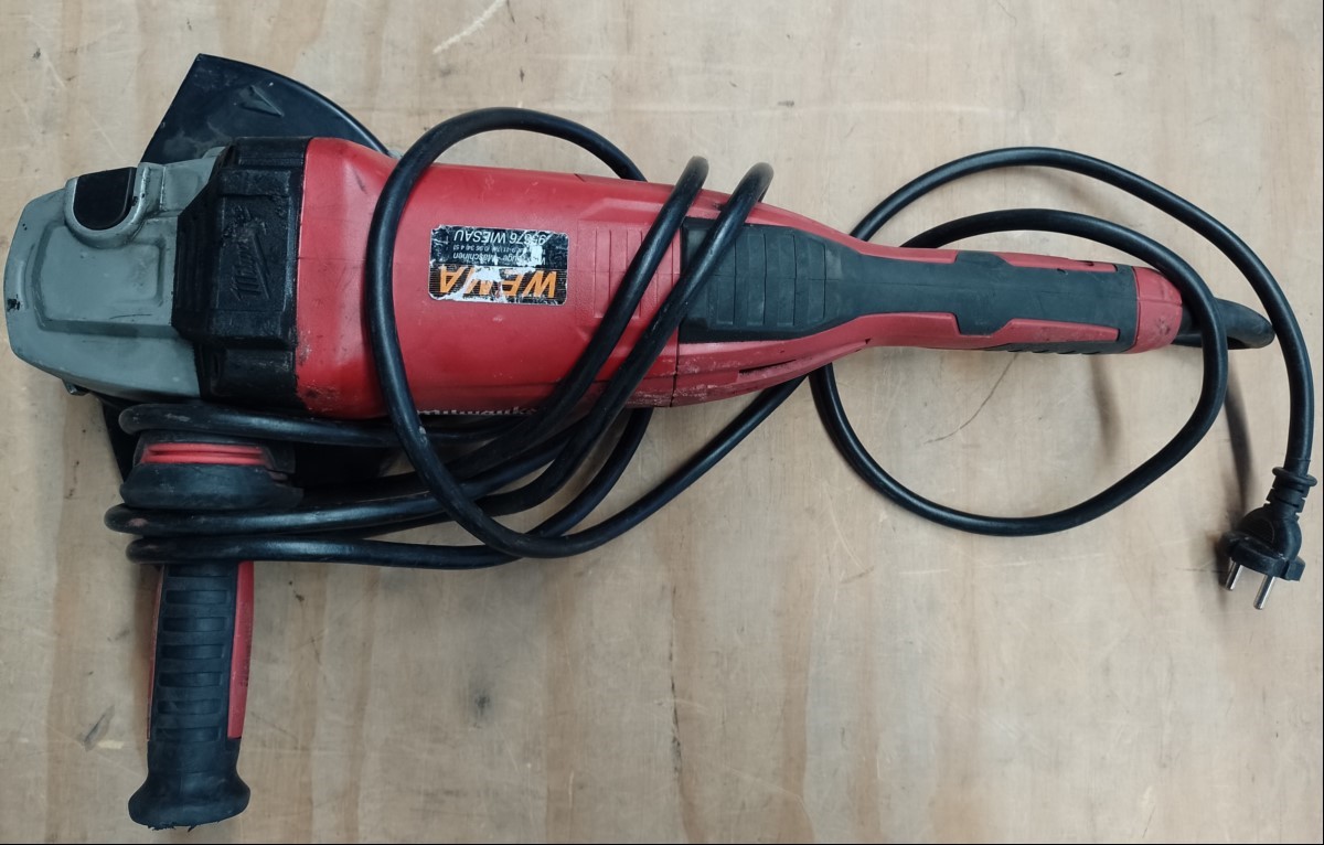MILWAUKEE-Winkelschleifer AGV 22-230E, Leistungsaufnahme: 2200 Watt, Leerlaufdrehzahl: 6600 U/min, Scheibendurchmesser: bis 230 mm, M 14, mit Handgriff, Schutzhaube und Spannscheibe, Spannschlüssel fehlt! Gerät mit Gebrauchspuren und verdreckt - n...