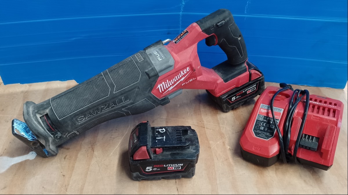 MILWAUKEE Akku-Säbelsäge M18 FSZ, mit 2x 18V 5.0Ah Akku M18 und 1x Ladegerät M12-18FC, Gerät mit starken Gebrauchs- / Abnutzungsspuren - nur elektrisch geprüft (ID=V02-04)