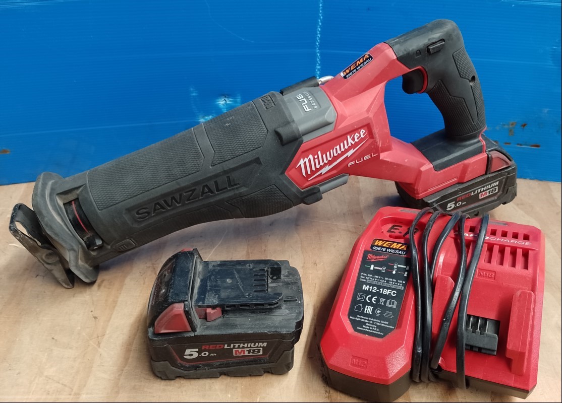 MILWAUKEE Akku-Säbelsäge M18 FSZ, mit 2x 18V 5.0Ah Akku M18 und 1x Ladegerät M12-18FC, Gerät mit starken Gebrauchs- / Abnutzungsspuren - nur elektrisch geprüft (ID=V02-52)