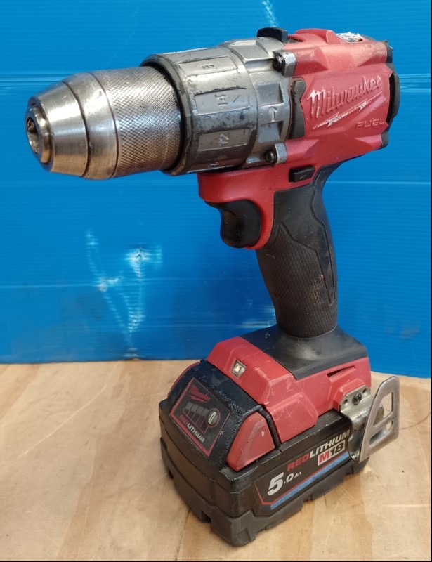 MILWAUKEE FUEL Akku-Schlagbohrschrauber M18 FPD2 mit 1x 18V 5.0 Ah Akku M18, ohne Ladestation, Gerät mit starken Abnutzungs- / Gebrauchsspuren - nur elektrisch geprüft (ID=V02-12)
