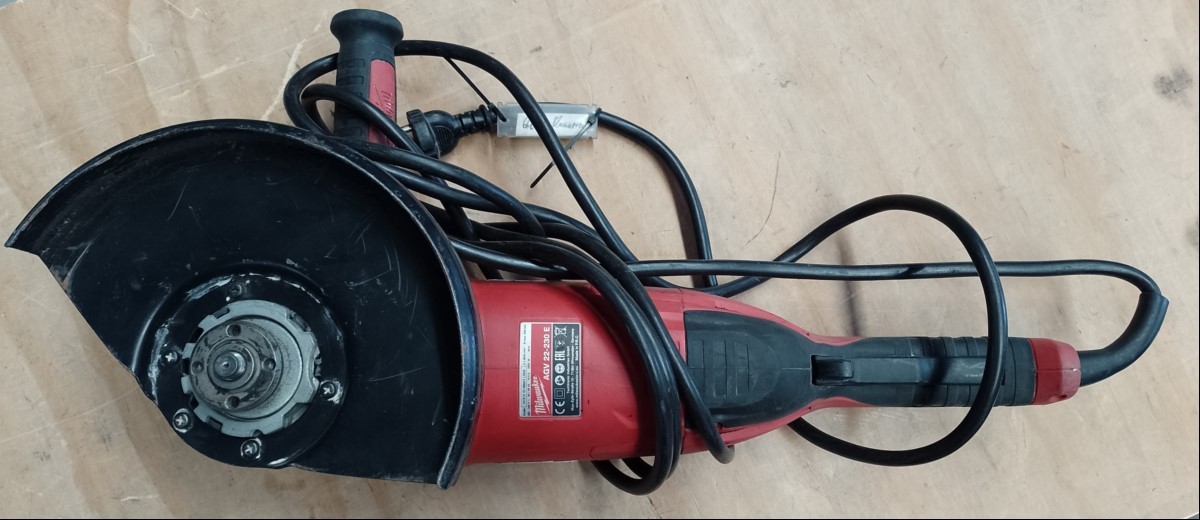 MILWAUKEE-Winkelschleifer AGV 22-230E, Leistungsaufnahme: 2200 Watt, Leerlaufdrehzahl: 6600 U/min, Scheibendurchmesser: bis 230 mm, M 14, mit Handgriff, Schutzhaube und Spannscheibe, Spannschlüssel fehlt! Gerät mit Gebrauchspuren und verdreckt - n...