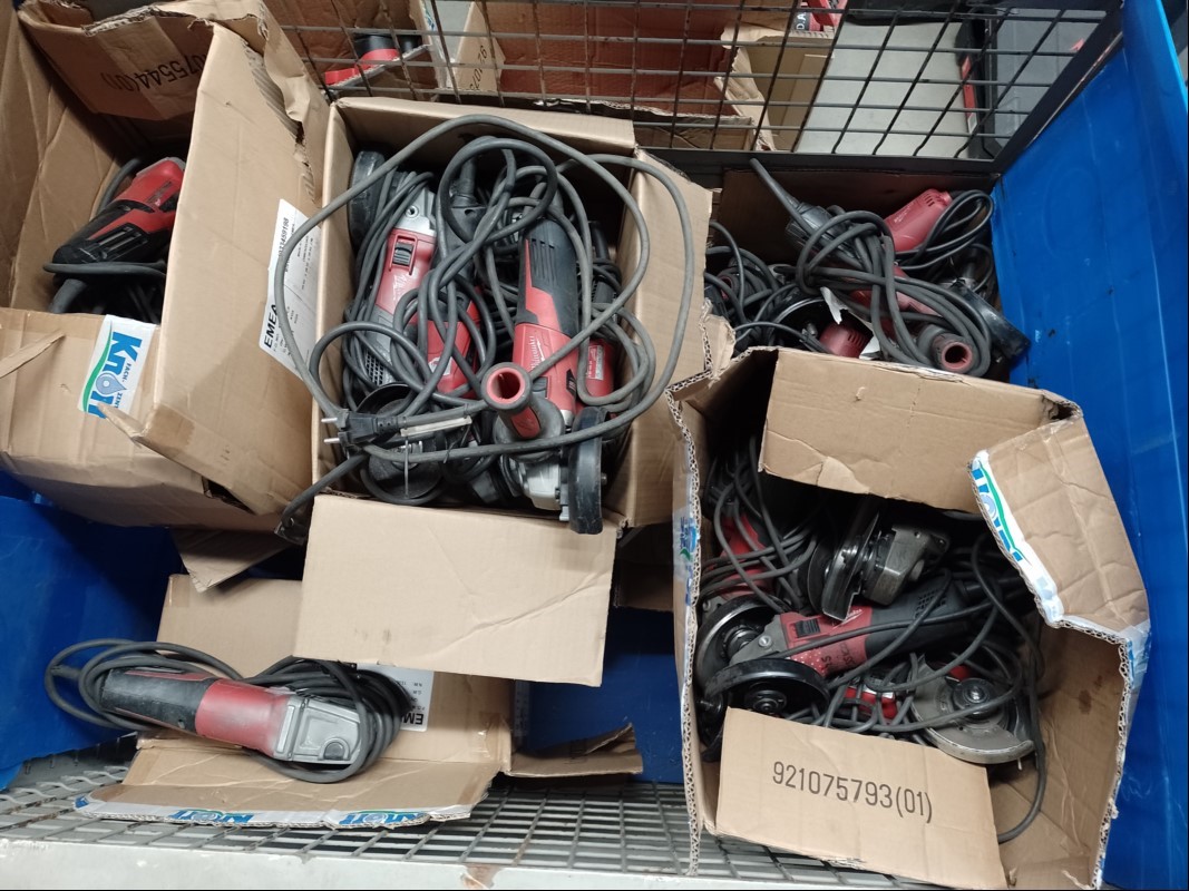 68x MILWAUKEE Winkelschleifer (gemischt: AG 9-125XC, AGV 15-125XE und AGV 15-125XC), alle Geräte sind ungeprüft, stark verschmutzt, mit starken Abnutzungsspuren und teilweise unvollständig! (ID=T09-00)