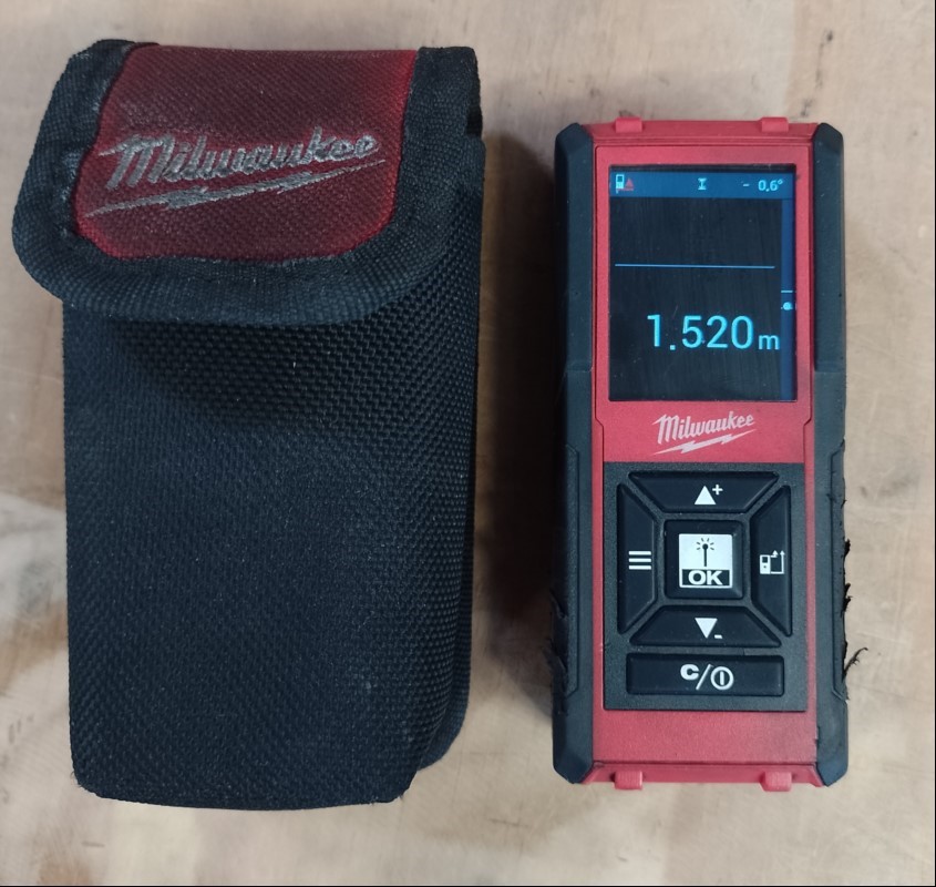 MILWAUKEE Laser-Entfernungsmesser LDM 100 mit Tasche, Gerät lässt sich einschalten und bedienen, stark verschmutzt + Abnutzungsspuren (ID=V06-13)
