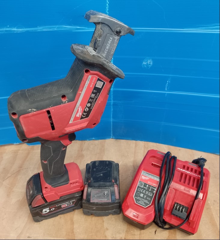 MILWAUKEE Akku-Säbelsäge M18 FSZ, mit 2x 18V 5.0Ah Akku M18 und 1x Ladegerät M12-18FC, Gerät mit Gebrauchsspuren - nur elektrisch geprüft (ID=V08-02)