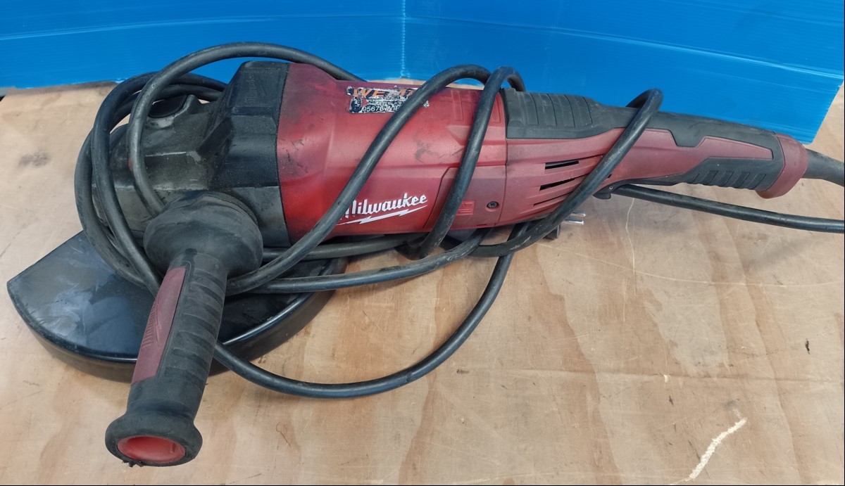MILWAUKEE-Winkelschleifer AGV 22-230E, Leistungsaufnahme: 2200 Watt, Leerlaufdrehzahl: 6600 U/min, Scheibendurchmesser: bis 230 mm, M 14, mit Handgriff, Schutzhaube und Spannscheibe, Spannschlüssel fehlt! Gerät mit Gebrauchspuren und verdreckt - n...