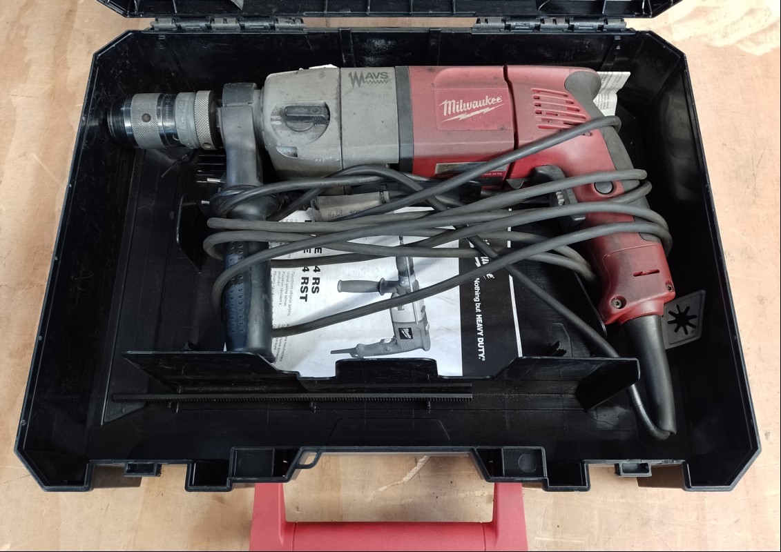 MILWAUKEE Schlagbohrmaschine PD2E 24 RS im Transportkoffer, Gerät ist sehr stark verschmutzt - nur elektrisch geprüft (ID=V07-32)