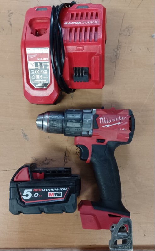 MILWAUKEE FUEL Akku-Schlagbohrschrauber M18 FPD2 mit 1x 18V 5.0 Ah Akku M18 und 1x Ladestation M12-18FC, Gerät mit Abnutzungs- / Gebrauchsspuren - nur elektrisch geprüft (ID=V06-33)