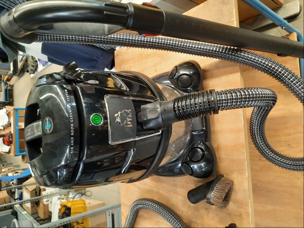 Luft- und Raumreinigungsgerät / Staubsauger HYLA EST Defender mit HYLA VENTUS Elektrobürste und Standartbürste, Möbelbürste und Polsterbürste(unvollständig), Sauger lässt sich einschalten und saugt-keine weiteren Tests durchgeführt (ID=V06-31)