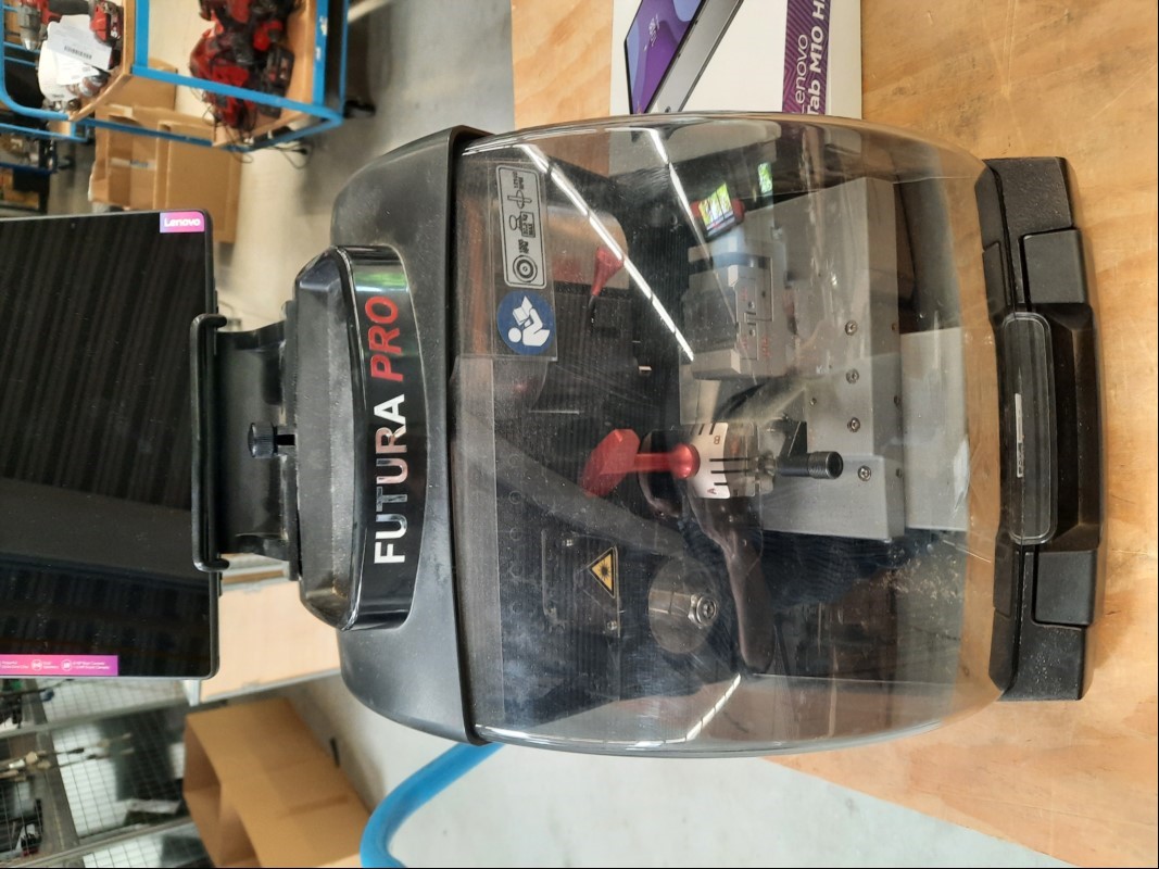 Silca Futura Pro Engraving Schlüsselfräsmaschine mit Lenovo Tab M10 HD (Tablet lässt sich einschalten, keine weiteren Tests durchgeführt), Fräse ohne Netzteil-komplett ungeprüft! Siehe Bilder (ID=V08-52)