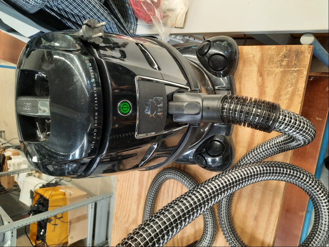 Luft- und Raumreinigungsgerät / Staubsauger HYLA EST mit HYLA VENTUS Elektrobürste, Standartbürste, Möbelbürste, Polsterbürste und anderen Zusatzbürsten(siehe Bild), Sauger und Elekrobürste lassen sich einschalten und saugen-keine weiteren Tests d...