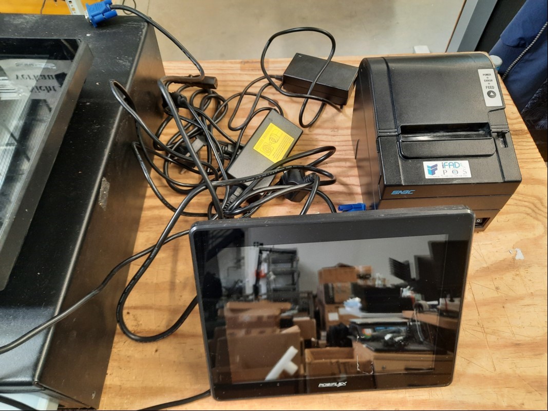 Teile aus Kassensystem Posiflex XT-3815, SN: XTK61156 inkl. Netzteil, Kundenmonitor Posiflex LM-3010E-B, SN: LMK81203 (ohne Netzteil), Bondrucker SNBC BTP-R180II, SN: 190309100201 und Kassenschublade ohne Einsatz und ohne Schlüssel, alle Geräte si...
