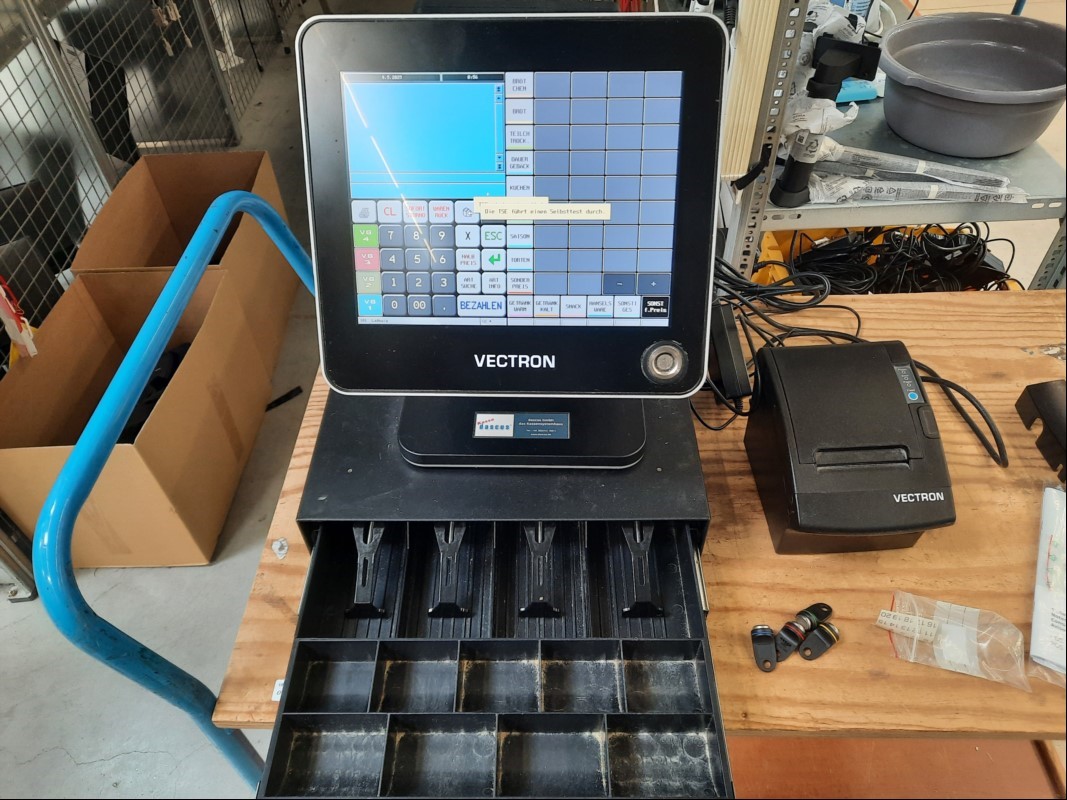Computerkasse/Touchkasse Vectron POS Touch 12 II, 12'' Touchdisplay und 4x Kassenschlüssel (Touchfunktion ok, Kasse lässt sich hochfahren und bedienen-keine weiteren Tests durchgeführt), Vectron C56 Kundendisplay (zeigt Bild), Bondrucker MetapaceT...