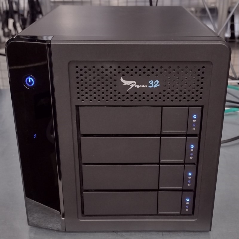 PROMISE Pegasus 32 R4 16TB, Storage / Raid Hardware Gehäuse mit 4x 4 TB Toshiba MN08ADA400E HDDs (Status: OK) , Anschlüsse: 2x USB-C-Thunderbolt 3 oder USB3.2 und 1x DisplayPort, Gerät läßt sich einschalten und an einem angeschlossenen Gerät erken...