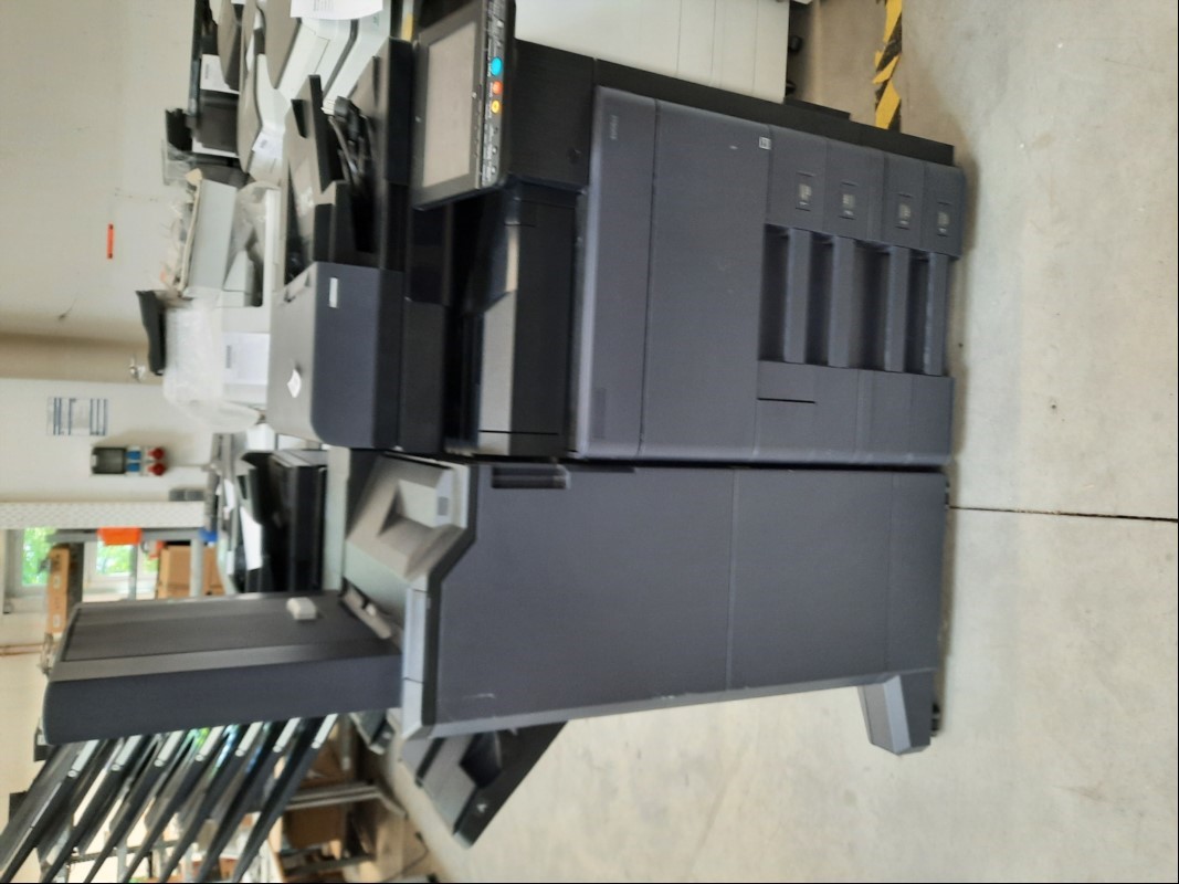 Kopierer Utax 4006ci, SN VG68605874, 4x 500 Blatt Papierkassetten, 4GB Arbeitsspeicher, 320GB HDD, Apple AirPrint, Duplexeinheit, Netzwerkschnittstelle, Druckgeschwindigkeit 40 Seiten/min, externer Finisher mit Heftfunktion, 7-fach Ausgabefächer, ...