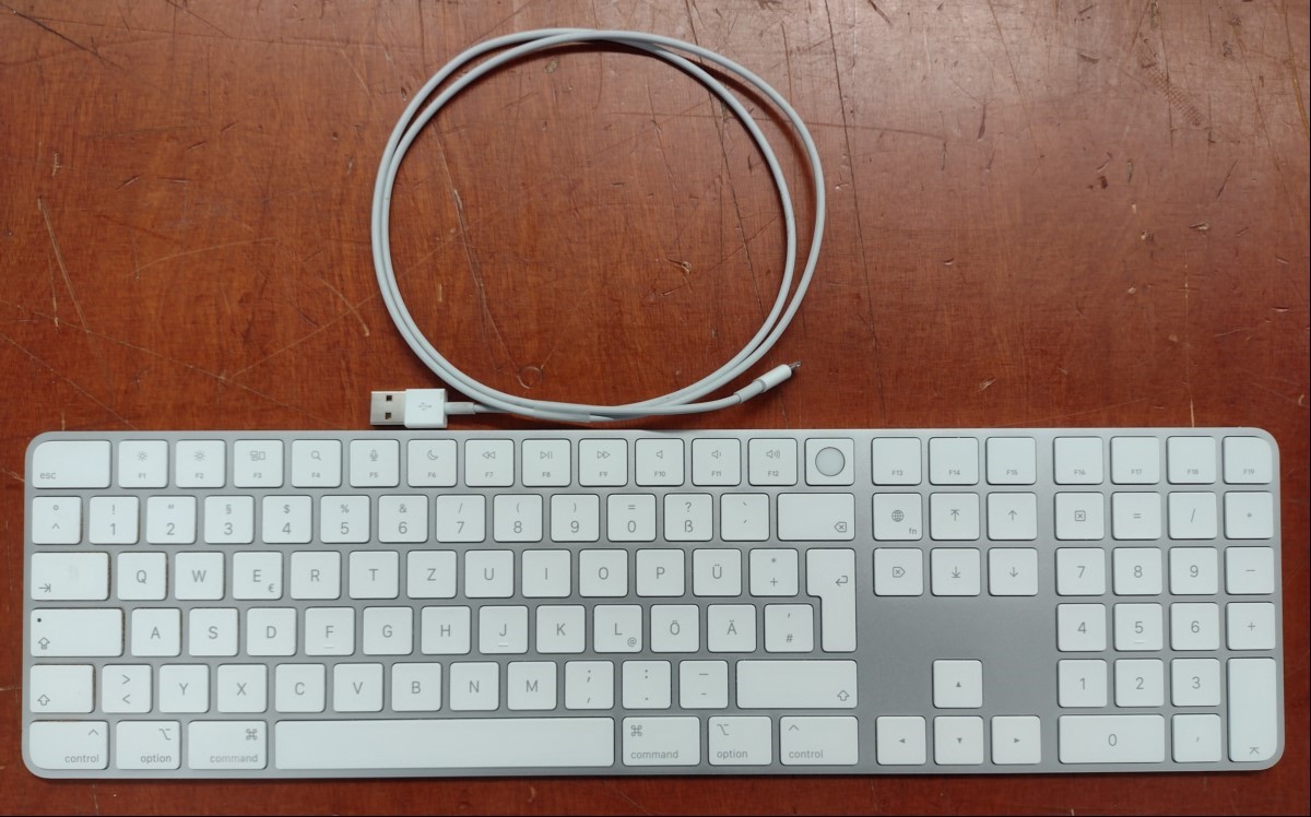 Apple Magic Keyboard mitTouchID und Ziffernblock (579C-A2520 - weiß/silber), Seriennummer: F0T2472RXET0PK8A6, Gerät mit leichten Gebrauchsspuren, mit einem USB ->Lightning Kabel, Tastatur wird an eine PC erkannt und läßt sich verwenden (keine Gara...