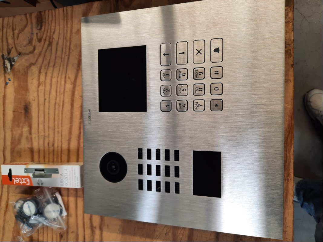 Teile aus DoorBird Sicherheitsanlage , IP Video Door Station, IP Door Chime White Edition(mit Zubehör), 3x Tütchen Transponder und elektronisches Türschloss, optisch sehr guter Zustand, Komplett ungeprüft, keine Garantie auf Funktion und Vollständ...