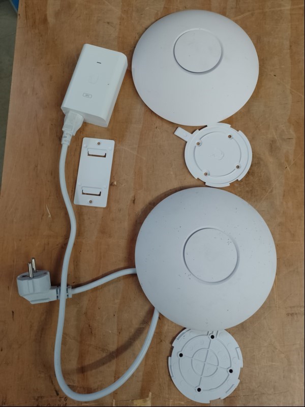 2x Ubiquiti Unifi AccessPoint UAP-AC-LR und 1x Ubiquiti Unifi PoE Injektor 48V, alles ungeprüft und etwas verschmutzt! (ID=V01-14)
