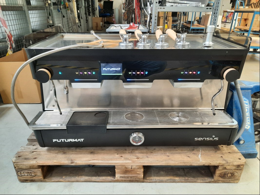 Kaffemaschine / Espressomaschine / Siebträgermaschine Futurmat Sensius Gold 25 Electronic 3GR Tall, Model: MF9093NTW, Touchdisplay , 18L Boiler, verschiedene Vorwahlprogramme (beleuchtet), 4x Siebträgergriffe(einer davon am Griff beschädigt), 1x T...