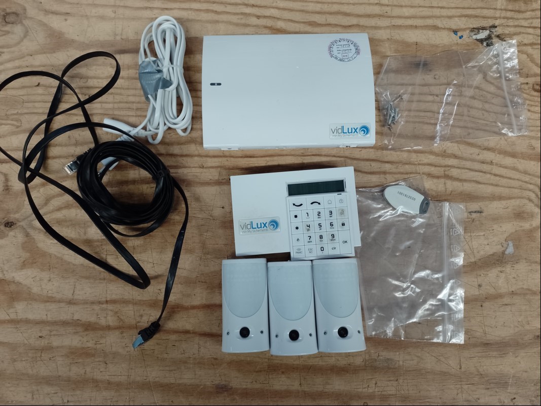 Teile aus Alarmanlage Vidlux bestehend aus: Funkzentrale, Bedienfeld, 3x Bewegungsmelder mit Kamera, alles ungeprüft, Lieferumfang siehe Bild! (ID=V08-33)