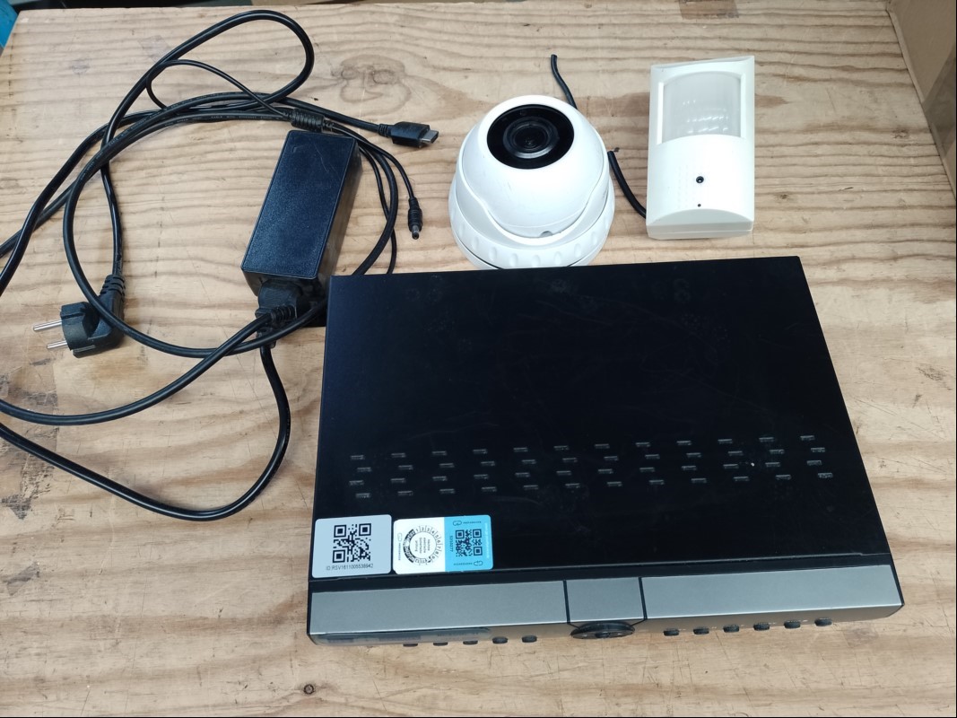 Teile aus Videoüberwachung bestehend aus: Recorder, Kamera und Bewegungsmelder, alles ungeprüft! Lieferumfang siehe Bild! (ID=V08-33)