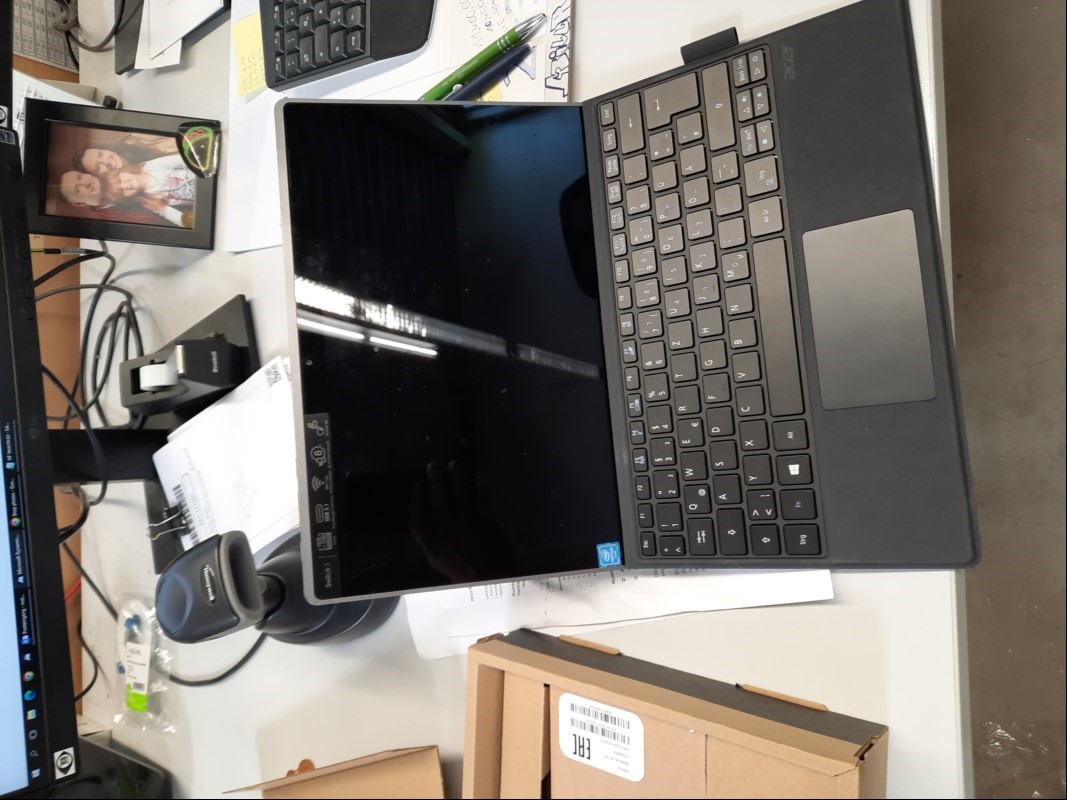 I-Motion EMS Set (Fittness/Gymnastikgerät), mit Acer Switch 3 Tablet, 3x Anzüge (S,M,L), dieverse unterwäsche, Gürtel, Standfuß, komplett ungeprüft keine Garantie auf Funktion und Vollständigkeit, siehe Bilder (ID=V04-00)