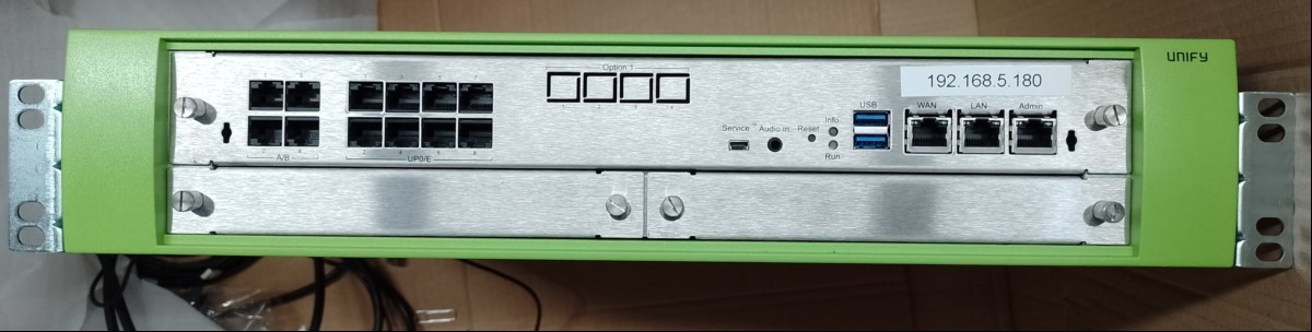 Teile aus Telefonanlage Unify bestehend aus: 1x Unify OpenScape Business X3R (SJUU-P722010576), 1x Netgear Prosafe GS728TP Switch, 7x Unify OpenScape DeskPhone CP710, 3x Mobilteil mit Ladeschale und 1x Unify OpenScape Coldless Basestation 5 BS5, s...