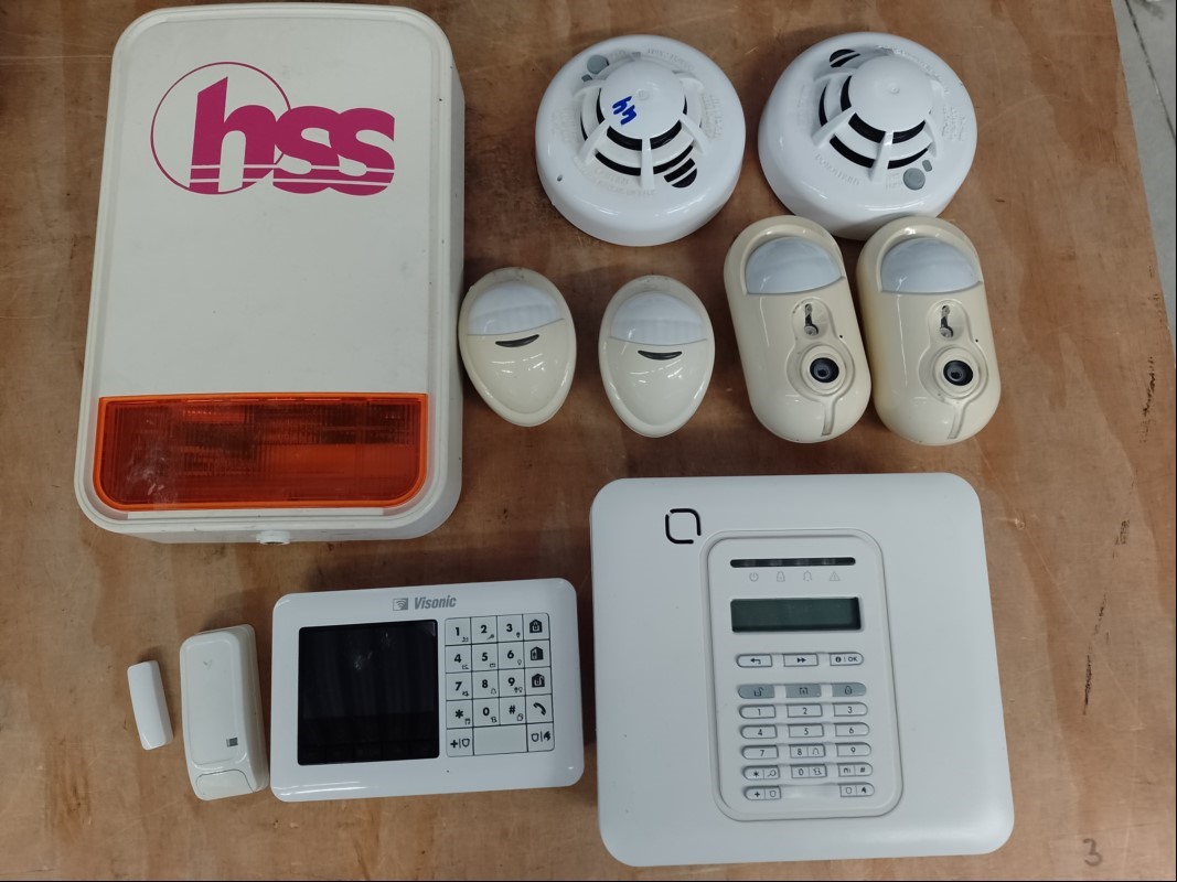 Teile aus Visonic PowerMaster Alarmanlage bestehend aus: 1x Zentrale, 1x Bedienteil, 4x Bewegungsmelder (2x davon mit Kamera), 2x Rauchmelder, 1x Sirene, alles ungeprüft, siehe Bild! (ID=V06-02)