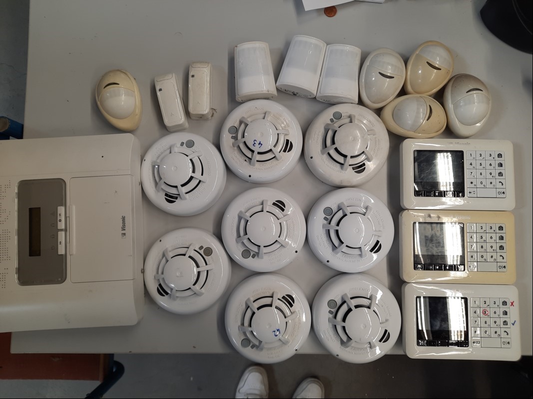 Teile aus Alarm anlage Visonic EMA und BMA PowerMaster, siehe Bild, ungeprüft, keine Garantie auf Funktion und Vollständigkeit (ID=V07-13)