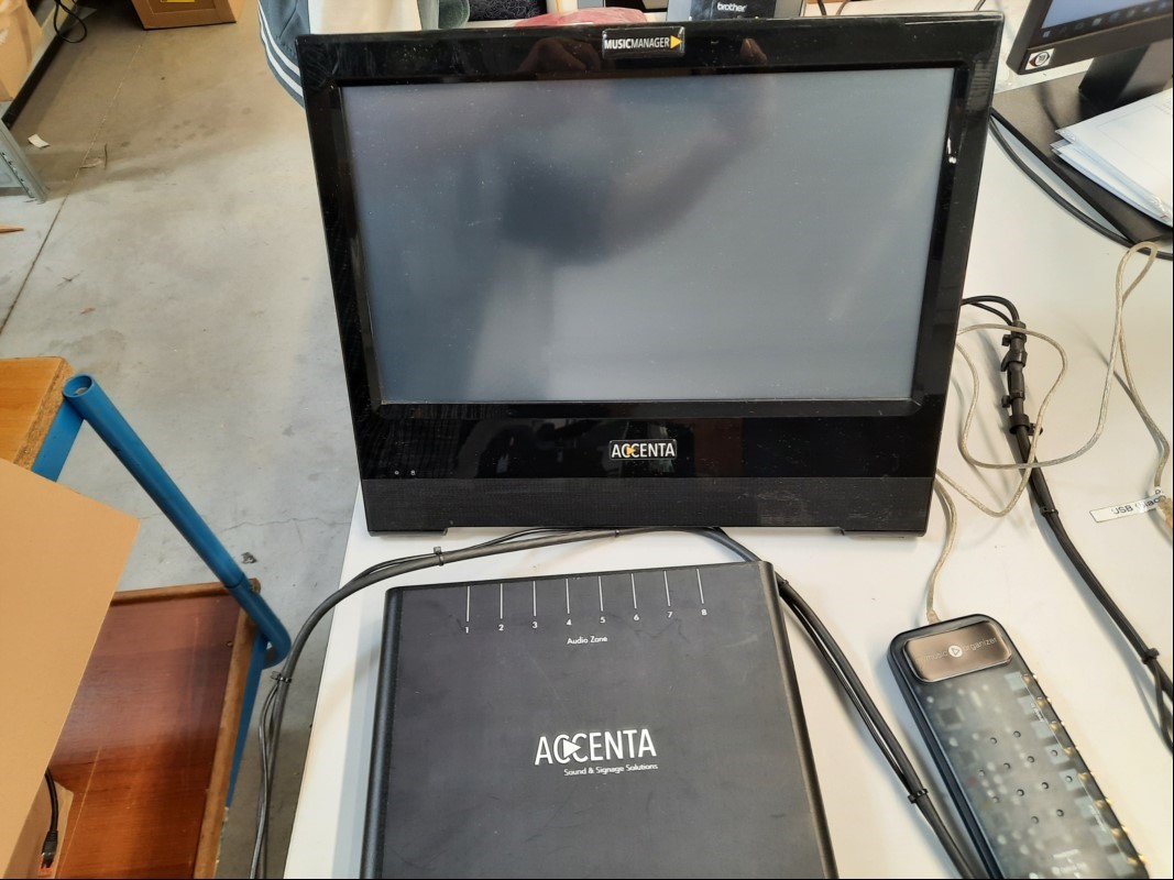 Teile aus Hotspot-System mit Shuttle All in One (AIO) Model: X50V6,
Accenta Sound & Signage Solutions und mymusic organizer, ungeprüft, keine Garantie auf Funktion und Vollständigkeit (ID=V16-92)