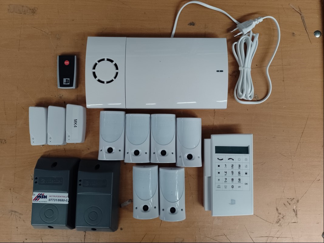 Teile aus Videofied Alarmanlage bestehend aus: 1x Videofied Funkalarmzentrale mit Sirenenmodul, 6x Bewegungsmelder mit Kamera, Bedienteil und Zubehör (siehe Bild), alles ungeprüft! (ID=V10-03)