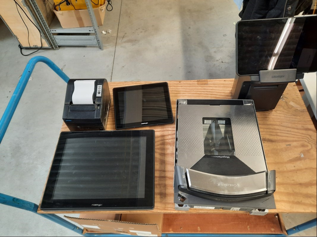 Teile aus Kassensystem mit Touchkasse Posiflex XT-3815 (ohne Standfuß), Kunden-Monitor(ohne Standfuß), SNBC Thermo-Bon-Drucker BTP-R180II, Kassen-Waage, Magellan SL 9800i, Posiflex-Tablet mit Pistolengriff und dazugehöriger Basis, vereinzelte Vers...