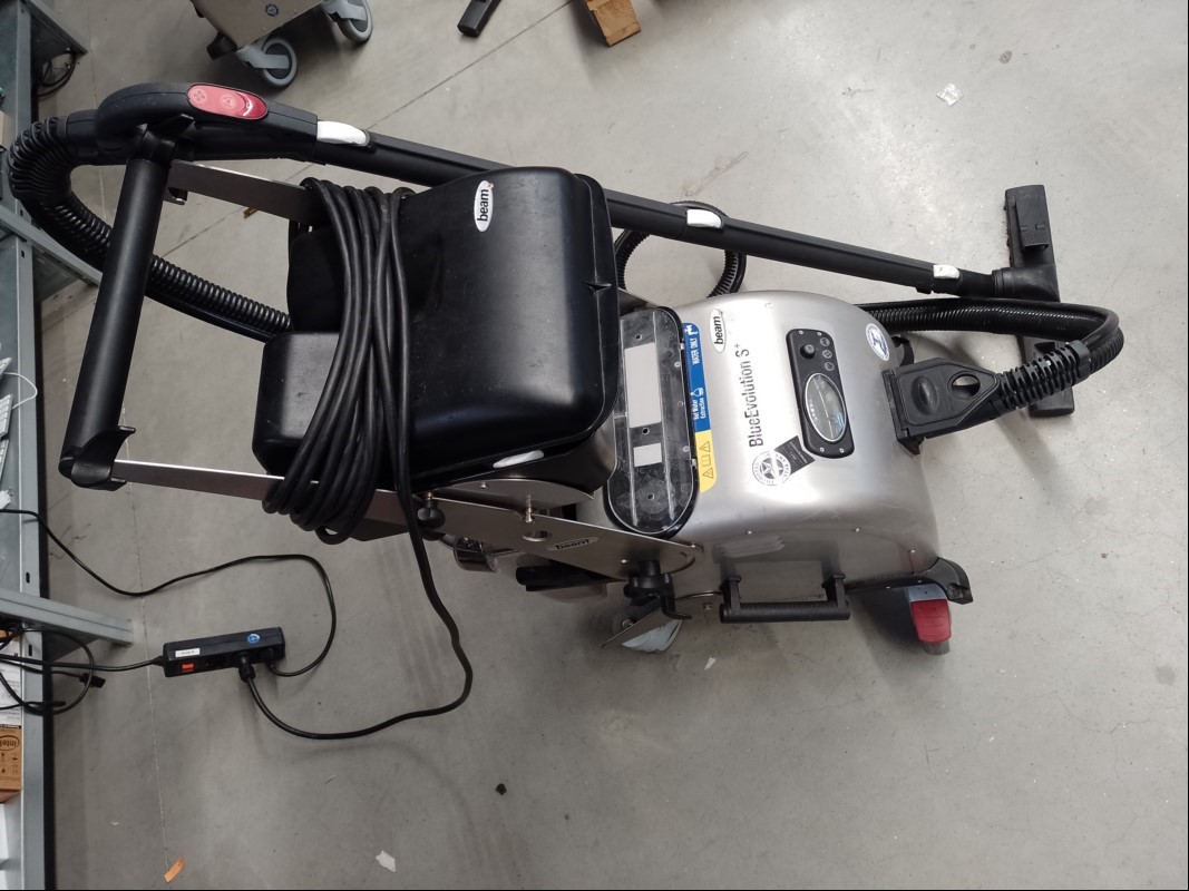Beam Dampfsauger BlueEvolution S+ mit mehreren Düsen/Zubehör und 2x Dampf-Saugschlauch, Baujahr: 12/2023, Seriennummer: 23/R15-12315, optisch schlechter Zustand, ein Stück Plastik an der oberen Fachabdeckung abgebrochen, Gerät nur elektrisch nicht...