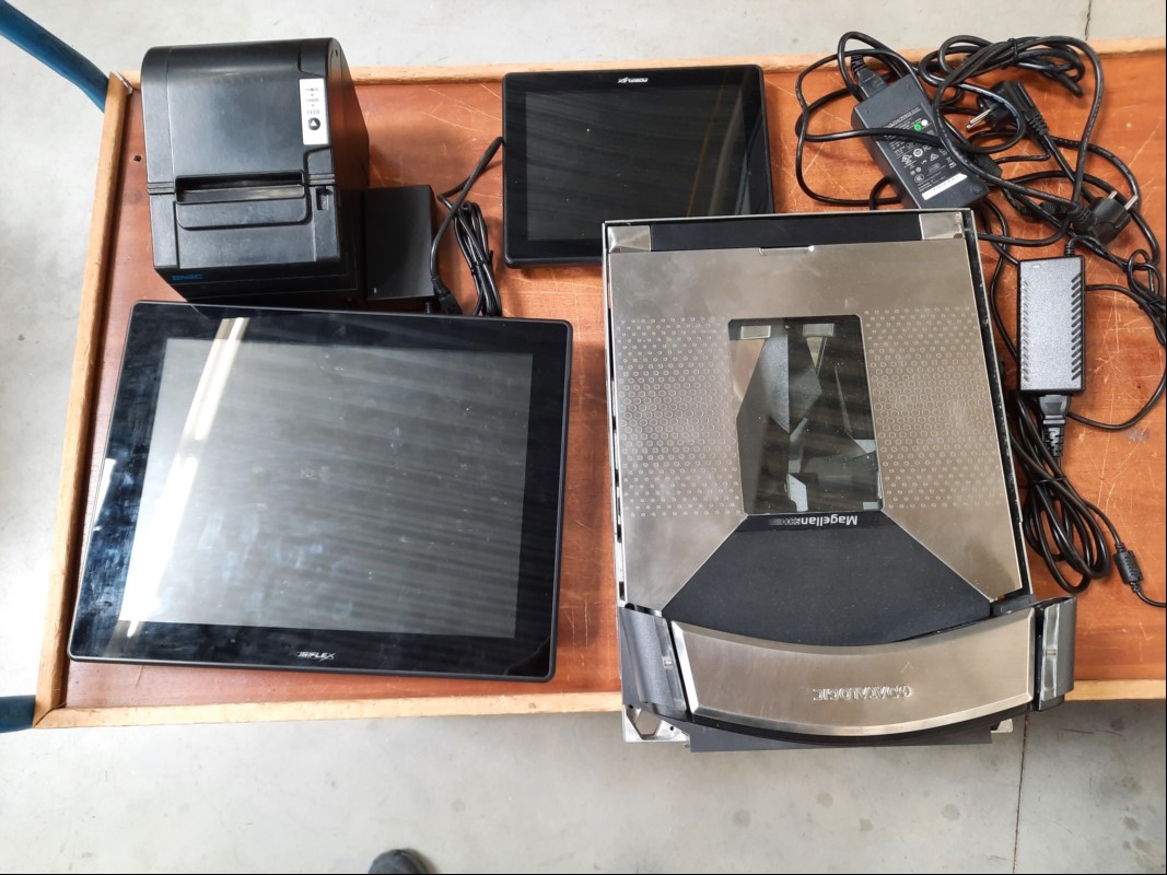 Teile aus Kassensystem mit Touchkasse Posiflex XT-3815 (ohne Standfuß), Kunden-Monitor(ohne Standfuß, Netzteil), SNBC Thermo-Bon-Drucker BTP-R180II, Kassen-Waage Magellan SL 9800i, vereinzelte Verschmutzungen, alles komplett ungeprüft, keine Garan...