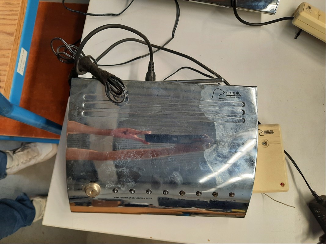 Teile aus Alarmanlage KH-Protect L safe4you, ohne Schlüssel, inkl Netzteil, siehe Bilder, ungeprüft, keine Garantie auf Funktion und Vollständigkeit (ID=V08-23)