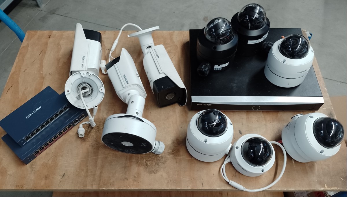 Teile aus Videoüberwachungssystem bestehend aus: 1x Recorder, 2x Switch, 3x Hikvision Kameras, 6x Domekameras und 3 Netzteile, Inbetriebnahme: 07.2024, alles ungeprüft - keine Garantie auf Vollständigkeit und Funktion! (ID=V07-32)