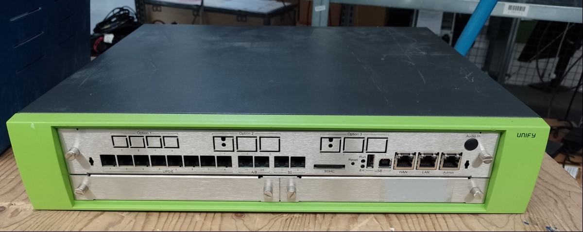 Telefonanlage Unify OpenScape Business X3R (1PS30777-U774-X911), Seriennummer: SJUU-J223010062, mit 4x OpenStage T40 und 1x Gigaset C620, alles ungeprüft! (ID=V10-12)