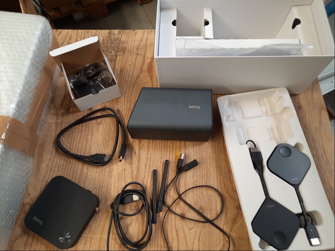 BenQ InstaShow WDC10 Wireless HDMI Drahtlos-Präsentationssystem (für kabelloses Full HD-Streaming), Lieferumfang: 2x InstaShow Button (WDC10T), 1x InstaShow Host (WDC10R) + Netzteil, 1x Cradle und 1x HDMI und USB Kabel, in OVP, ungeprüft, keine Ga...