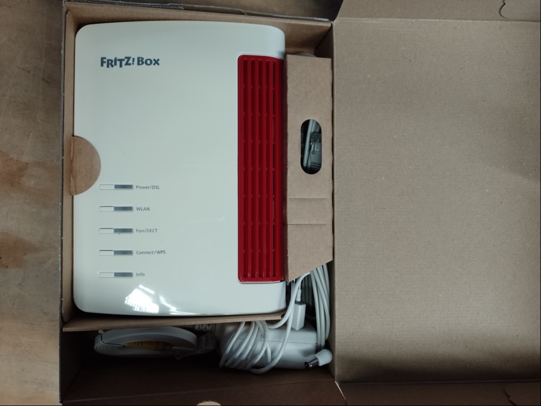 AVM FritzBox 7510 in OVP, etwas vergilbt, nur elektrisch nicht auf Funktion geprüft! (ID=V01-03)