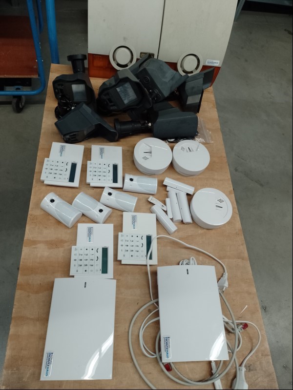 Teile aus Alarmanlage bestehend aus: 2x Schutzhaus W-Zentrale IP/GPRS, 4x Bedienfeld, 4x Bewegungsmelder mit Kamera, 3x Rauchmelder, 7x Kamera, 4x Fenster/Türkontakt und 2x Sirene, alles ungeprüft! (ID=V09-32)
