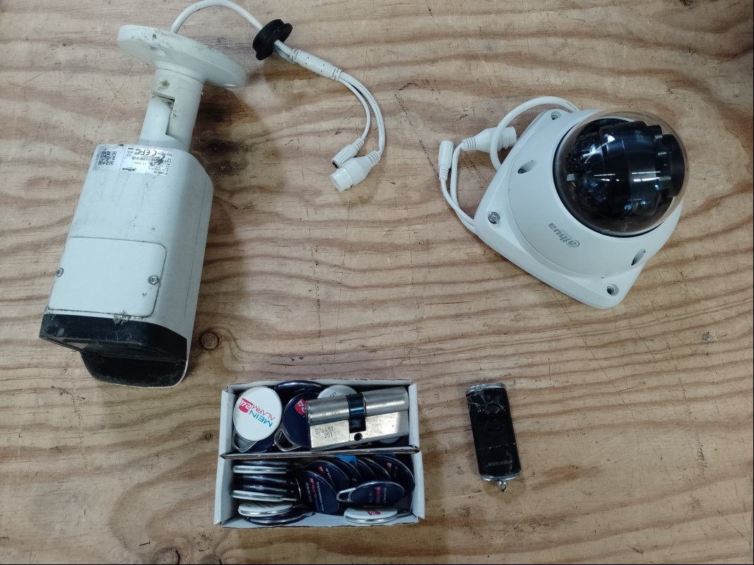 Teile aus Videoüberwachungsanlage / Schließanlage bestehend aus: 2x Kamera, 1x Fernbedienung (mit Klebeband umwickelt), div. Chips und 1 x CES Zylinder ohne Schlüssel, alles verschmutzt und ungeprüft! (ID=V06-03)