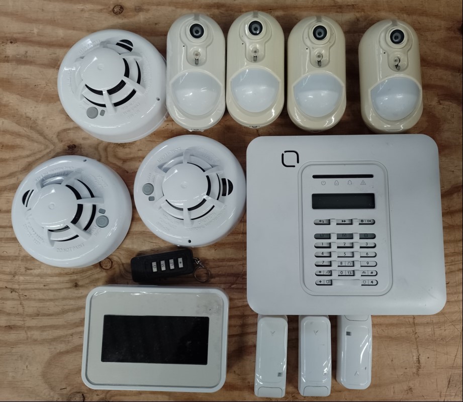 Teile aus Visonic Alarmanlage bestehend aus: 1x Visonic PowerMaster-10 G2 VDS GSM, 1x Bedienteil, 1x Fernbedienung, 3x Rauchmelder, 4x Bewegungmelder mit Kamera und 3x Magnetkontakt, Lieferumfang siehe Bild, alles ungeprüft! (ID=V08-13)