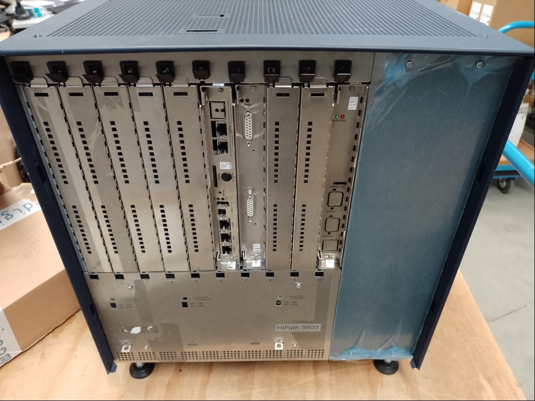 Teile aus Telefonanlage bestehend aus: 1x Siemens HiPath 3800 mit diversen Telefone ca. 110 Stück (gemischt Unify OpenScape Telefone (CP400 + CP600 + 30T), ca. 80x OpenScape DECT Phone SL5, ca. 30x BS4 Basisstationen, alles auf einer Palette, alle...