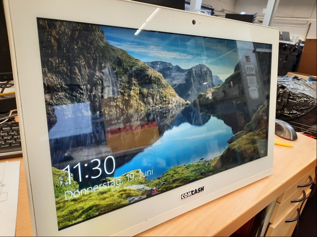 Teile aus ComCash Kassensystem bestehend aus: Shuttle AIO Touch-PC(Gerät lässt sich Starten, ist aber mit unbekanntem PIN gesichert, Touch-Funktion ok), Epson T-m30 Model: 335A (Feed-Funktion ok), Kassenlade mit 1x Schlüssel (ID=V09-82)